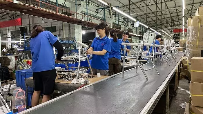 Како да ја изберете најдобрата столица со тркалачки туш за вашиот бизнис?